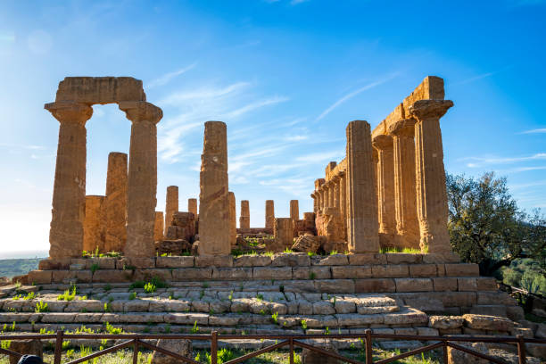 o templo grego - greek culture agrigento landscape colonnade - fotografias e filmes do acervo