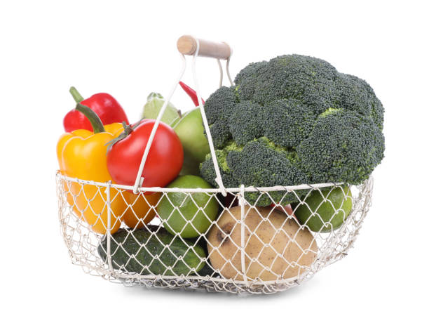 légumes et fruits frais mûrs dans le panier sur fond blanc - market raw potato fruit basket photos et images de collection