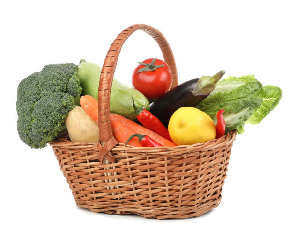 légumes et fruits frais mûrs dans un panier en osier sur fond blanc - market raw potato fruit basket photos et images de collection