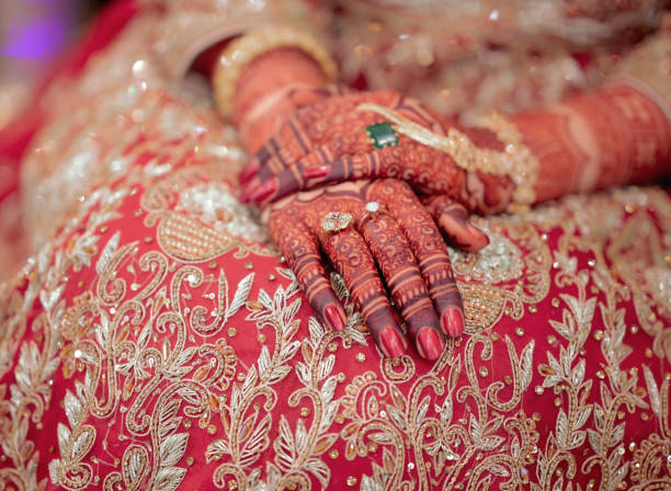 mains décorées - wedding indian culture pakistan henna tattoo photos et images de collection