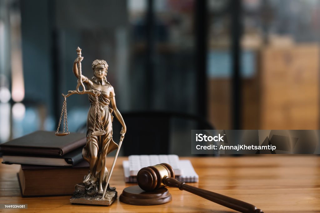 판사 또는 변호사의 책상에있는 여성 정의의 동상. - 로열티 프리 변호사 스톡 사진 판사 또는 변호사의 책상에있는 여성 정의의 동상. - 로열티 프리 변호사 스톡 사진