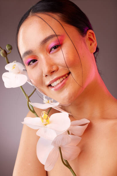 Beauty, flowers and makeup, portrait of woman from Japan with eyeshadow and smile on face. Nature, luxury spa and natural skincare product ingredients for facial and makeover on beautiful asian girl. belleza, flores y maquillaje, retrato de mujer de japón con sombra de ojos y sonrisa en la cara. naturaleza, spa de lujo e ingredientes naturales de productos para el cuidado de la piel para facial y cambio de imagen en hermosa chica asiática.