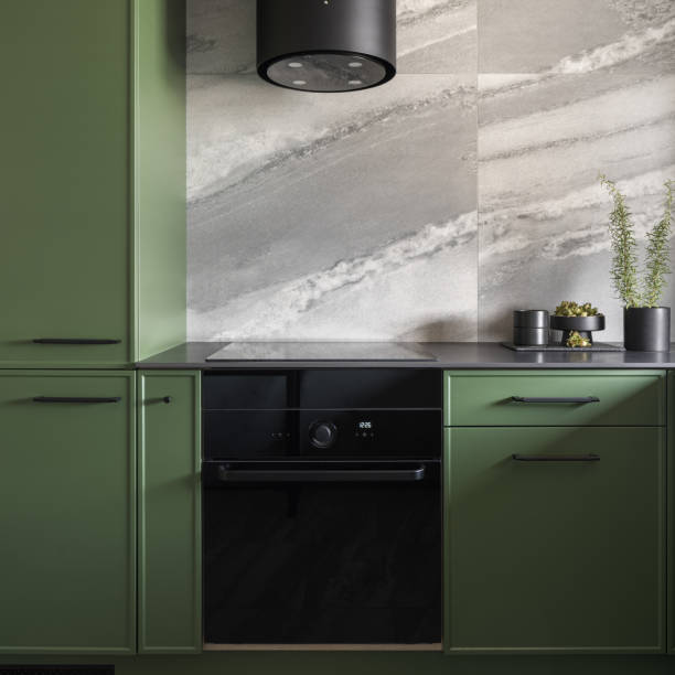 horno negro en la moderna cocina verde - cocinas pequeñas fotografías e imágenes de stock