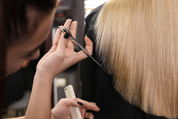 professional hairdresser cutting woman's hair in salon, closeup - hairstyle imagens e fotografias de stock