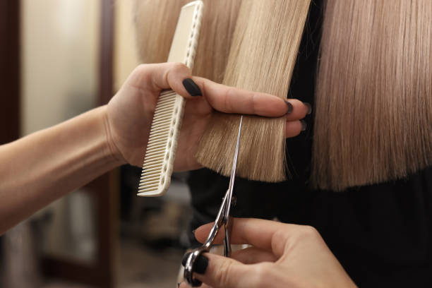 peluquero profesional cortando el cabello de la mujer en el salón, primer plano - salón de belleza fotografías e imágenes de stock