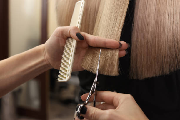 profesjonalny fryzjer obcinający włosy kobiety w salonie, zbliżenie - hairstyle zdjęcia i obrazy z banku zdjęć