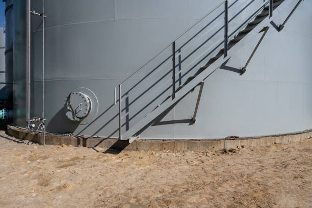 schody zbiorników gazu w zakładach chemicznych - fuel storage tank industrial building construction development zdjęcia i obrazy z banku zdjęć