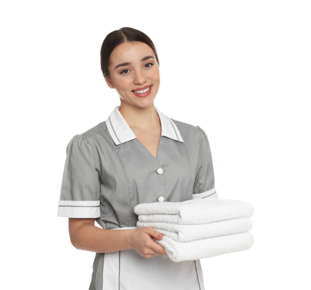 portret młodej pokojówki z ręcznikami na białym tle - domestic staff zdjęcia i obrazy z banku zdjęć