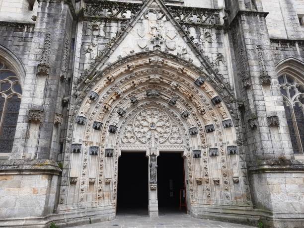 la cattedrale di saint-corentin, conosciuta anche come cattedrale di quimper, si trova nella città bretone di quimper, in francia. - front door international landmark local landmark national landmark foto e immagini stock