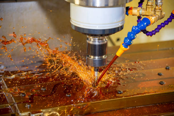 la fresadora cnc corta las piezas del molde con el método de refrigerante de aceite. - fluido de corte fotografías e imágenes de stock