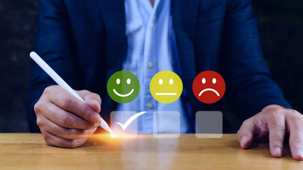 Businessman choosing happy smile face icon. feedback rating and positive customer review experience, satisfaction survey. mental health assessment. World mental health day concept hombre de negocios que elige el icono de la cara de la sonrisa feliz. calificación de comentarios y experiencia positiva de revisión del cliente, encuesta de satisfacción. evaluación de salud mental. concepto del día mundial de la salud mental
