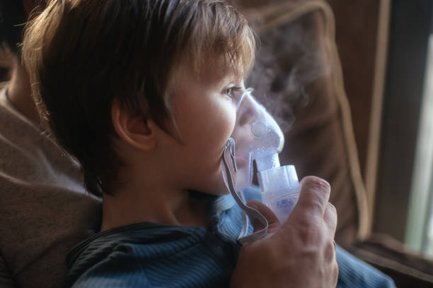 menino com máscara de inalação - nebulizer - fotografias e filmes do acervo