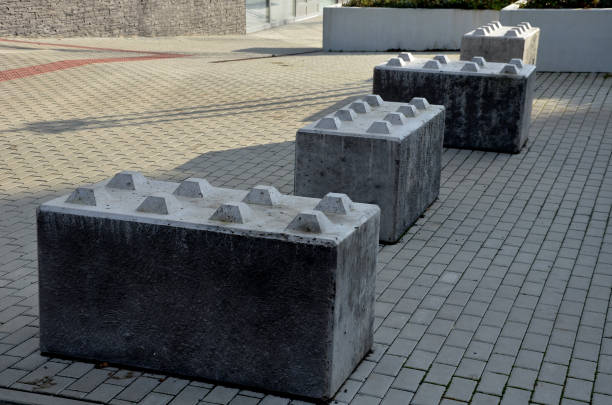 entrance barrier made of a block of concrete in the shape of a rectangular cube with projections in the shape of a kit. Entire walls can be folded. heavy obstruction of entrance to pedestrian zone entrance barrier made of a block of concrete in the shape of a rectangular cube with projections in the shape of a kit. Entire walls can be folded. heavy obstruction of entrance to pedestrian zone , interconnection, entire, no go area, zone, removable, kit undivided highway stock pictures, royalty-free photos & images