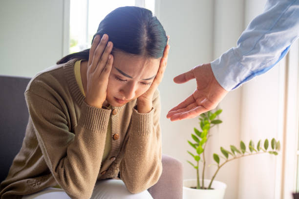 心身の疾患を持つ女性患者および精神科医。精神科医は励みになり、精神症状やうつ病の治療の準備をして助ける準備ができています。 - うつ病 接し方 ストックフォトと画像