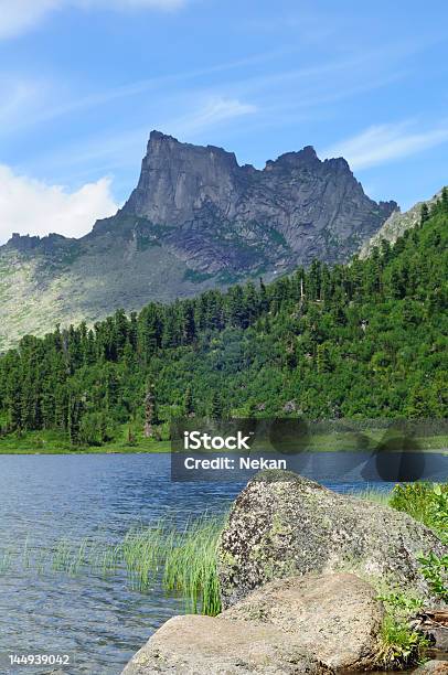 Photo libre de droit de Lac Dans Les Montagnes banque d'images et plus d'images libres de droit de Beauté de la nature - Beauté de la nature, Bleu, Chaîne de montagnes