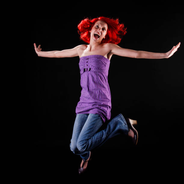 기쁨의 빨간 머리 여자 점프 - women joy arms outstretched isolated 뉴스 사진 이미지
