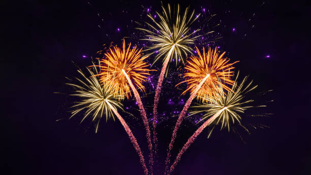 축제 파티 섣달 그믐 날 실베스터 또는 다른 축하 휴일 배경 인사말 카드 - 어두운 밤하늘에 화려한 아름다운 불꽃 놀이 불꽃 놀이 불꽃 놀이 - firework display 뉴스 사진 이미지