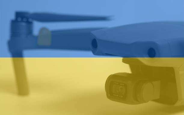 doppelbelichtung der flagge der ukraine und quadcopter drohnen-luftbildkamera - flugzeugperspektive stock-fotos und bilder