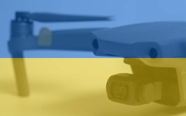 ウクライナの国旗とクワッドコプタードローン空中カメラの二重露光