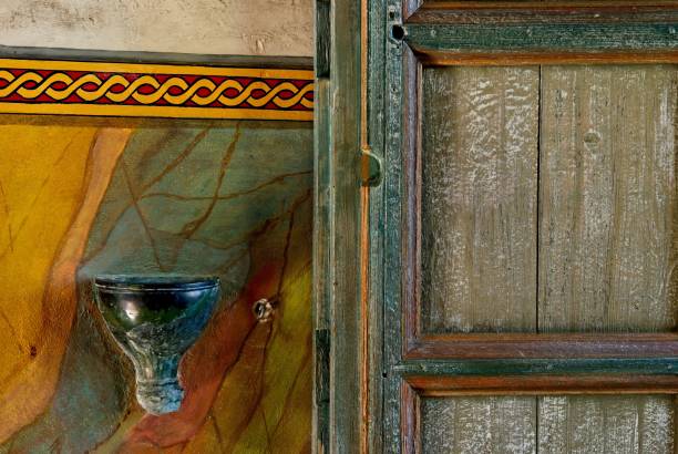 source d’eau bénite à la porte colorée et porte en bois à la mission santa barbara, californie - mission santa barbara photos et images de collection