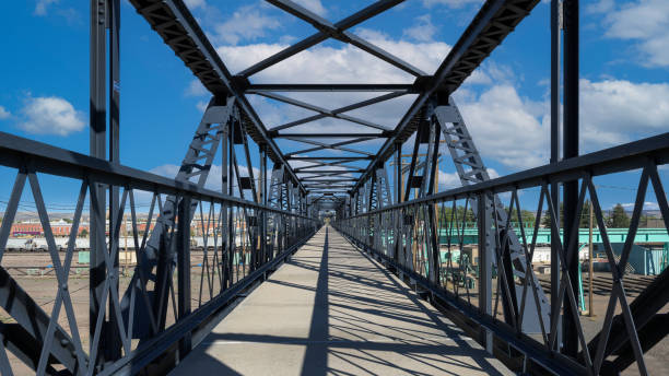 ダウンタウン・ララミー歩道橋 - laramie ストックフォトと画像
