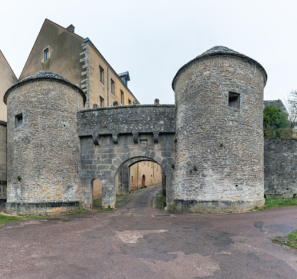 view of the Porte du Val, an old gate and village wall. The small medieval village Flavigny-sur-Ozerain is classified as one of the most beautiful villages in France (plus beaux villages de France). 01/07/2022 -Rue de la Porte du Val, 21150 Flavigny-sur-Ozerain, Department Côte-d'Or, Burgundy-Franche-Comté, Arrondissement Montbard, France