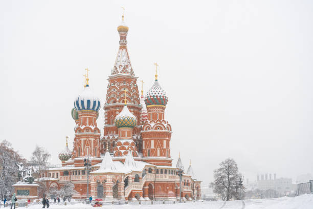 cattedrale di san basilio a mosca - snow cupola dome st basils cathedral foto e immagini stock