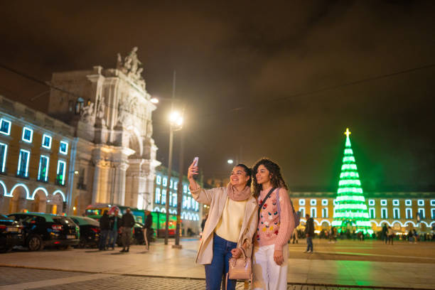 リスボンで自分撮りをする家族 - portuguese culture women ethnic smiling ストックフォトと画像