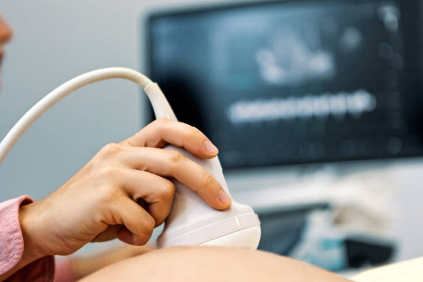 крупный план беременной женщины с врачом - prenatal care стоковые фото и изображения