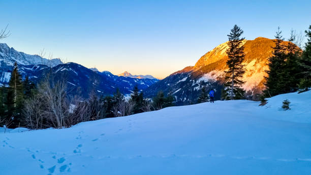 hochobir - femme en raquettes prenant un thé sur un sentier de randonnée enneigé avec vue panoramique sur les karawanks en carinthie, alpes autrichiennes. - apres ski winter hiking ski photos et images de collection