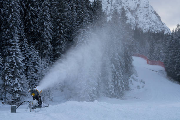 los cañones disparan a la nieve - mountain winter season machine snow making machine fotografías e imágenes de stock