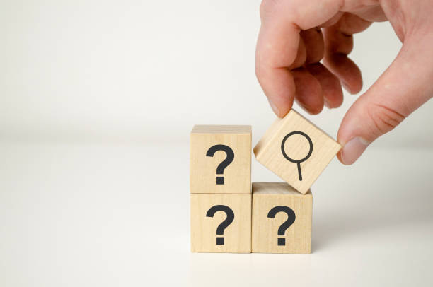segure a mão lupa e o ícone do sinal de ponto de interrogação no cubo de madeira. - plant root system - fotografias e filmes do acervo