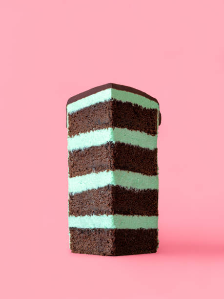 кусочек мятного слоеного торта, выделенный на розовом фоне - cake chocolate cake chocolate gateaux стоковые фото и изображения