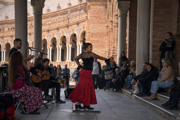 flamenco-tänzerin bei einer show auf der plaza de españa in sevilla. frau im flamenco-kleid tanzt auf der straße. - plaza de espana european culture sevilla seville stock-fotos und bilder