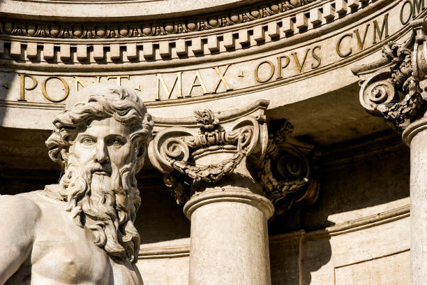 detalles de la fuente de trevi en roma - roman god fotografías e imágenes de stock