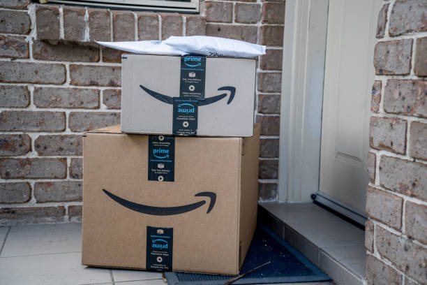 amazon премьер коробки и конверты доставлены к входной двери жилого дома - пакет стоковые фото и изображения