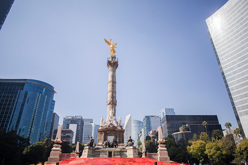 The Independence Monument or Independence Column is an honorary column located in Mexico City, in the traffic circle located at the confluence of the Paseo de la Reforma Avenue, was inaugurated in 1910, Architect Antonio Rivas Mercado