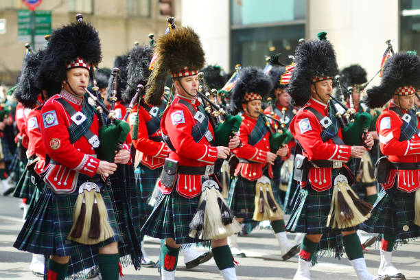 die jährliche st. patrick's day parade entlang der fifth avenue in new york city - marching band stock-fotos und bilder