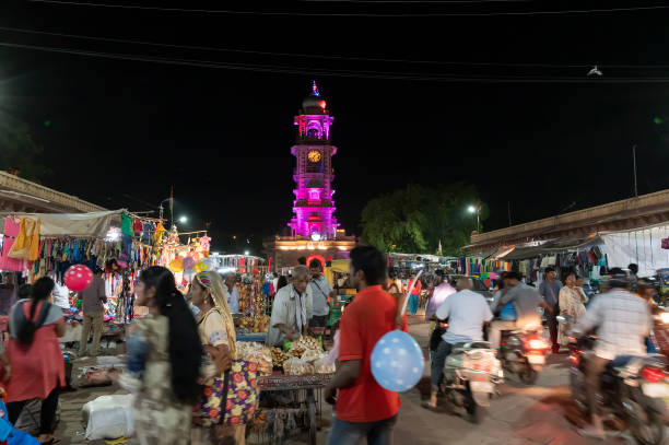라자스탄 거리 음식은 인도 라자스탄 주 조드 푸르에있는 유명한 사르 다르 시장과 간타 가르 시계탑의 밤에 길가 음식 포장 마차에서 판매되고 있습니다. - sardar market 뉴스 사진 이미지