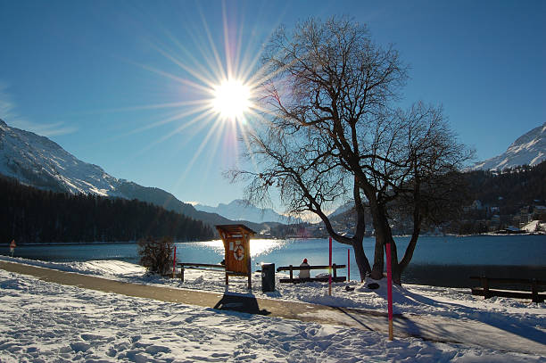 Swiss escenario: Soleado Día de invierno - foto de stock