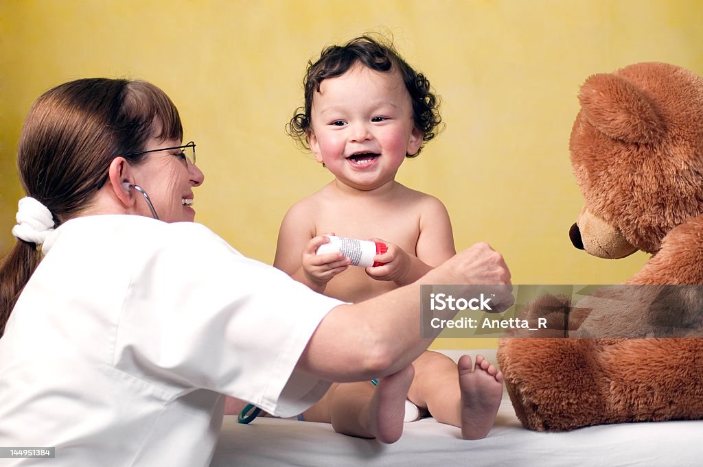 Bebê com médico. - Foto de stock de Bebê royalty-free