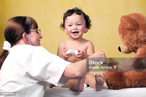Foto de Bebê Com Médico e mais fotos de stock de Bebê - Bebê, Fundo colorido, Profissional de enfermagem