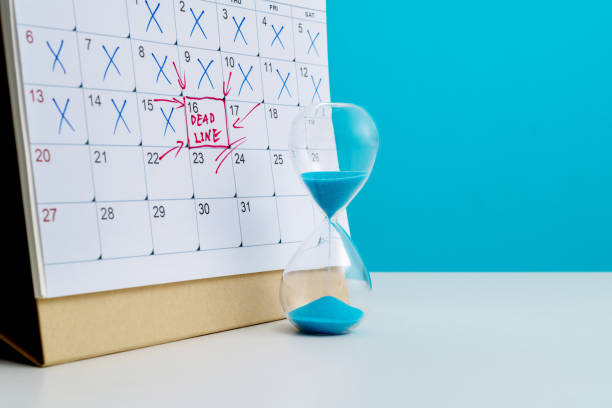 istock Calendar number 16 with word deadline 1449518900