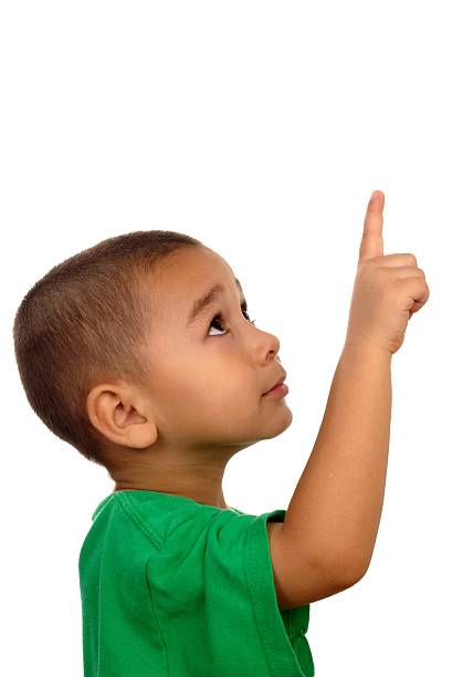 niño mirando hacia arriba y señalando 4 años de edad - 4 5 years fotografías e imágenes de stock