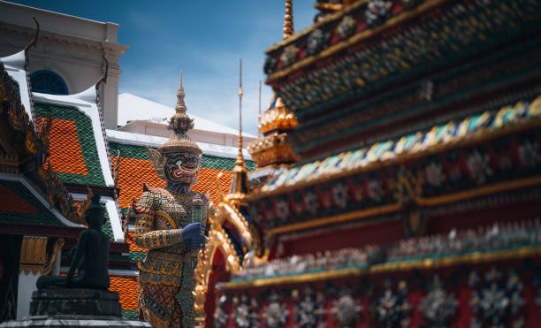 guardián demonio en wat phra kaew - demon statue ancient architecture fotografías e imágenes de stock