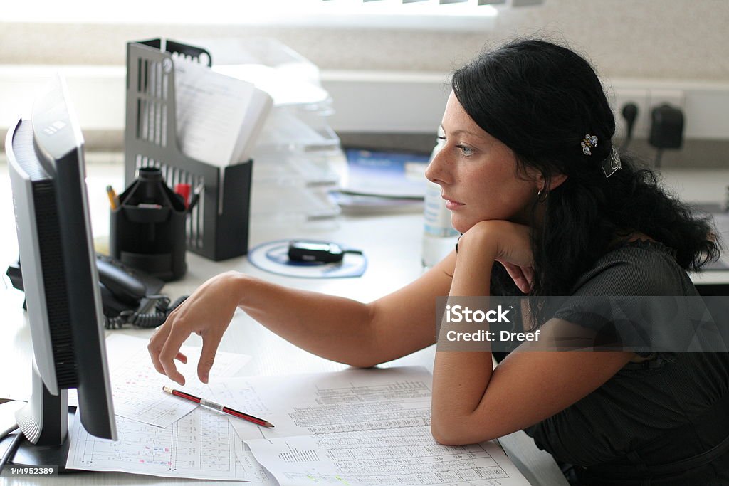 Девушка Работает в офисе - Стоковые фото Библиотека роялти-фри