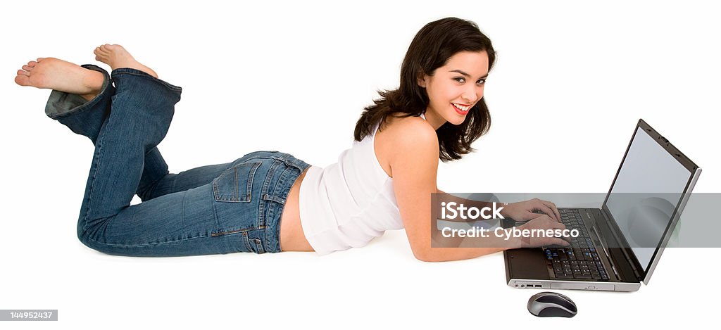 Młody Uśmiechnięta kobieta za pomocą laptopa na podłodze - Zbiór zdjęć royalty-free (Internet)