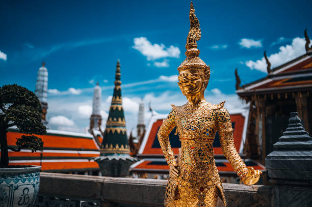왓 프라깨우의 악마 수호자 - bangkok thailand demon majestic 뉴스 사진 이미지