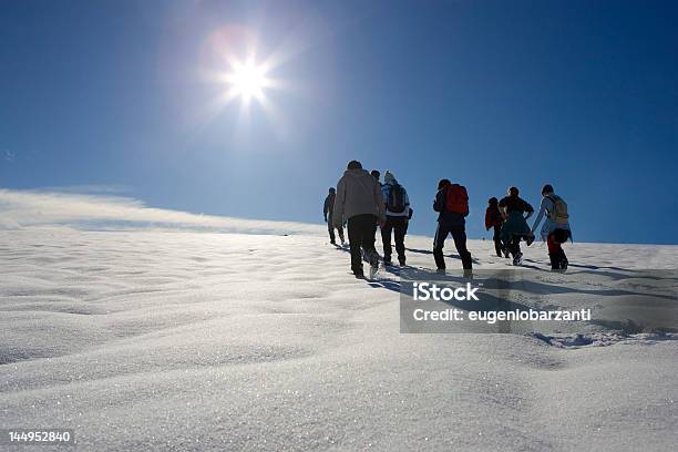 Menschen In Den Schnee Stockfoto und mehr Bilder von Abenteuer - Abenteuer, Alpen, Anzahl von Menschen