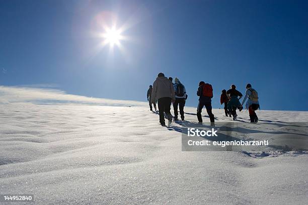 Personas En La Nieve Foto de stock y más banco de imágenes de Alpes Dolomíticos - Alpes Dolomíticos, Alpes Europeos, Anadear